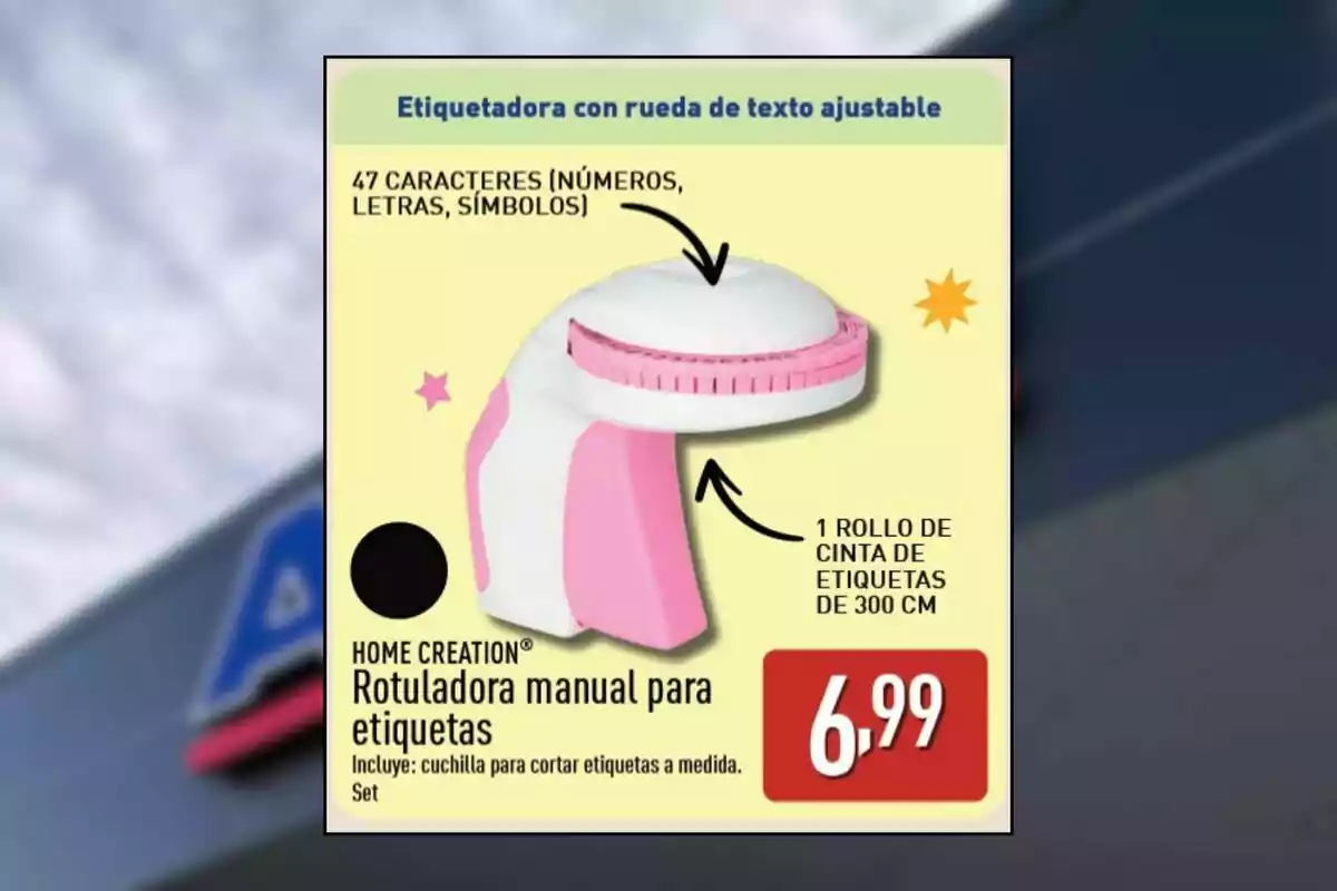 Publicitat d’una etiquetadora manual per a etiquetes de color blanc i rosa amb un preu de 6,99 euros i detalls sobre les seves característiques i accessoris inclosos Publicitat d’una etiquetadora manual per a etiquetes de color blanc i rosa amb un preu de 6,99 euros i detalls sobre les seves característiques i accessoris inclosos