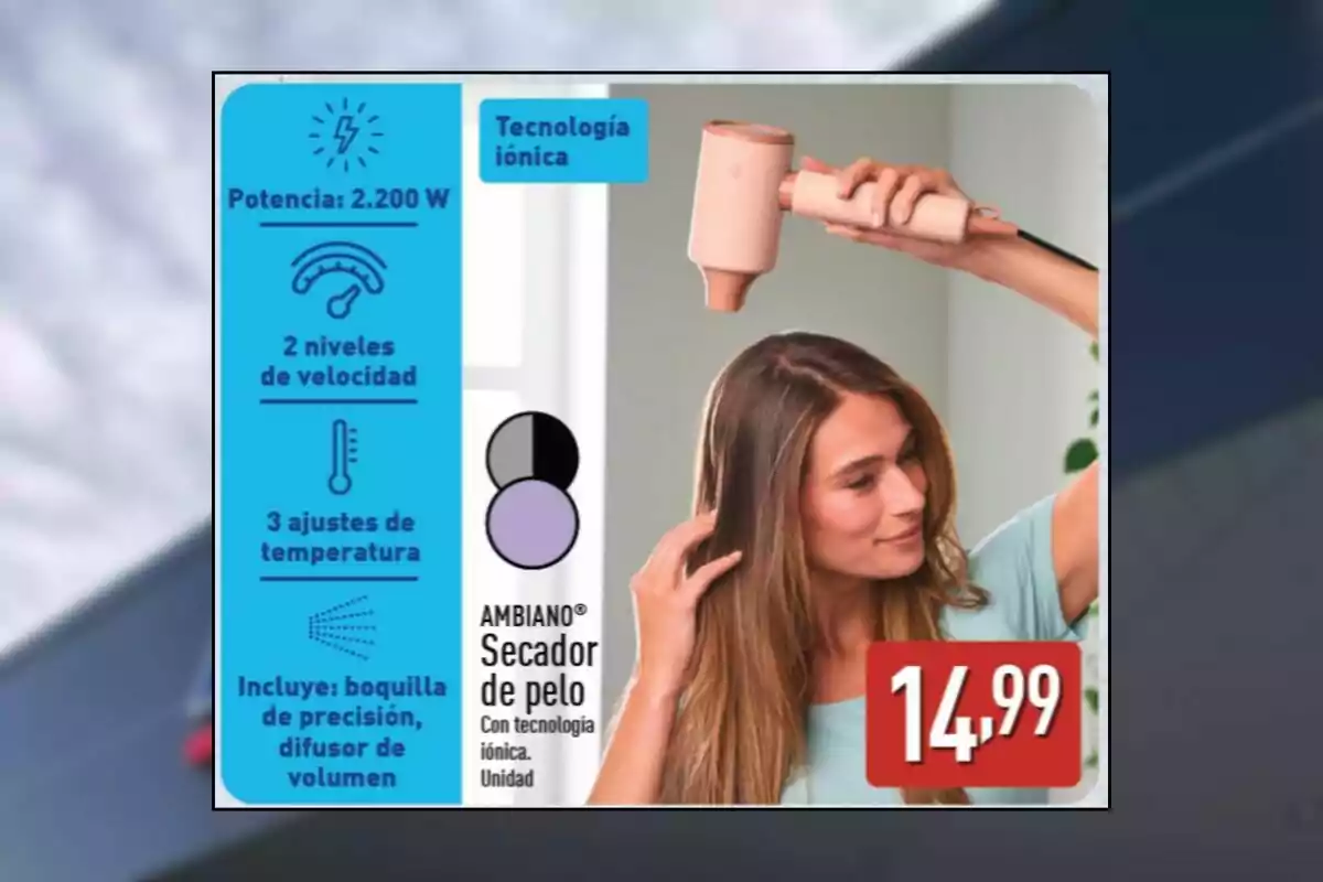 Mujer usando un secador de pelo color rosa con tecnología iónica, el empaque muestra características como 2200 W de potencia, dos niveles de velocidad, tres ajustes de temperatura, boquilla de precisión y difusor de volumen, junto al precio de 14,99 euros. Mujer usando un secador de pelo color rosa con tecnología iónica, el empaque muestra características como 2200 W de potencia, dos niveles de velocidad, tres ajustes de temperatura, boquilla de precisión y difusor de volumen, junto al precio de 14,99 euros.