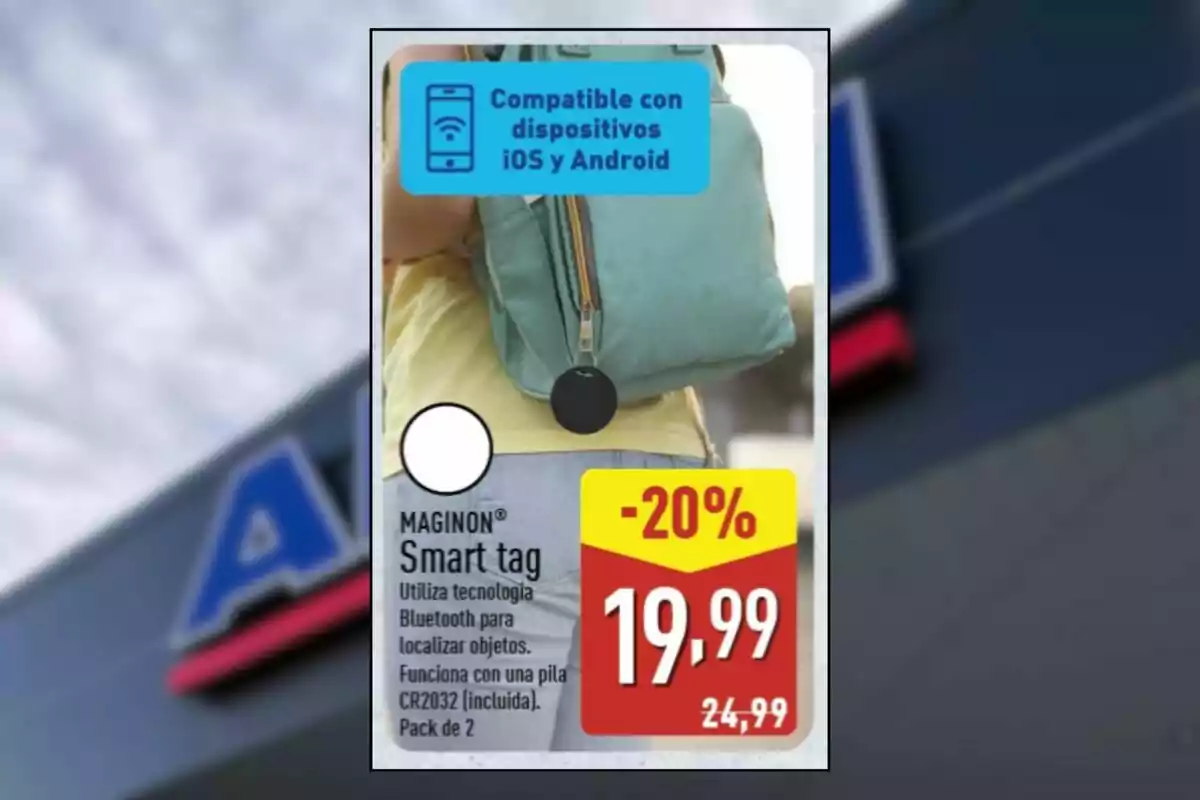 Persona con mochila verde claro usando un localizador inteligente Maginon compatible con iOS y Android con oferta del 20 por ciento de descuento a 19,99 euros Persona con mochila verde claro usando un localizador inteligente Maginon compatible con iOS y Android con oferta del 20 por ciento de descuento a 19,99 euros