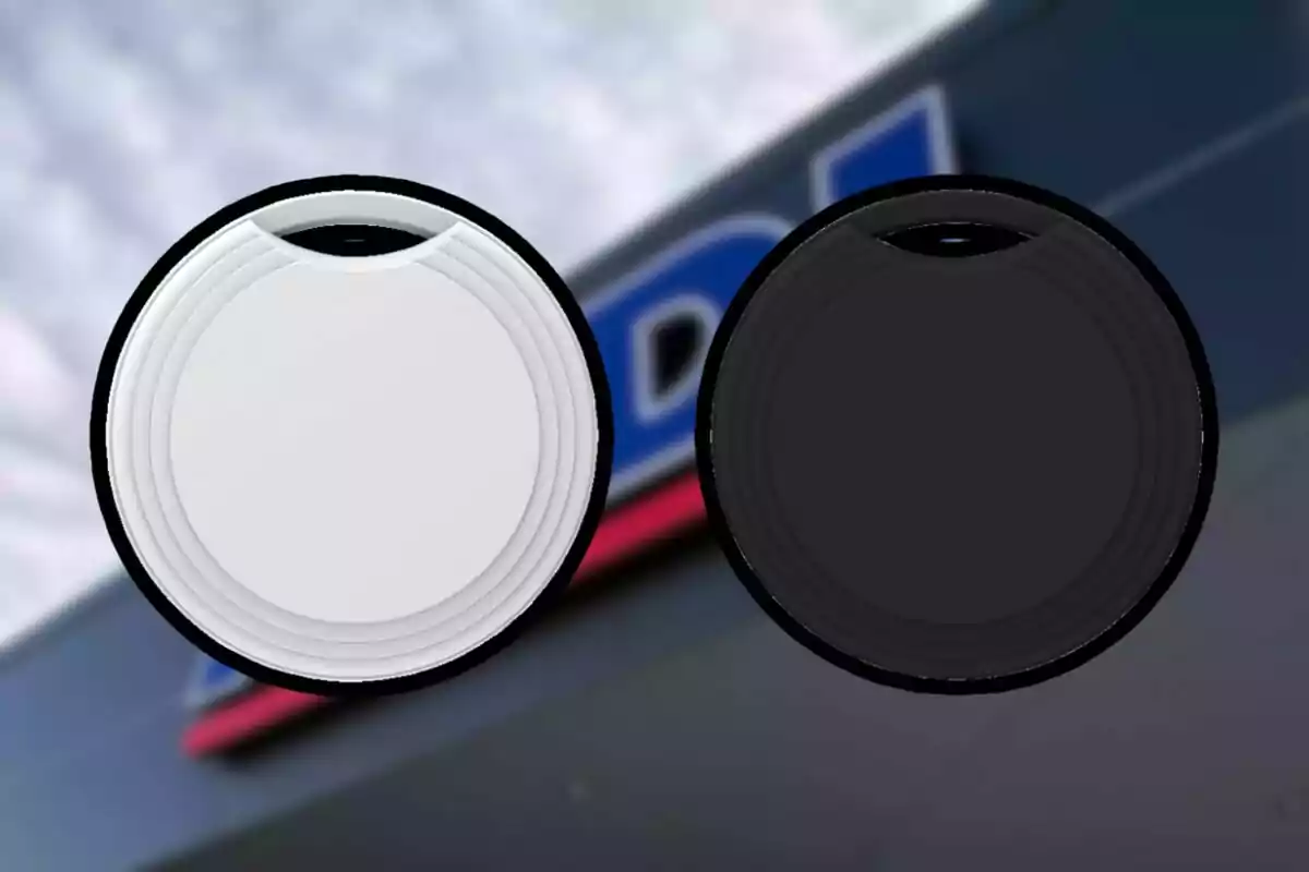 Dos tapas circulares, una blanca y una negra, sobre un fondo desenfocado de un letrero azul. Dos tapas circulares, una blanca y una negra, sobre un fondo desenfocado de un letrero azul.