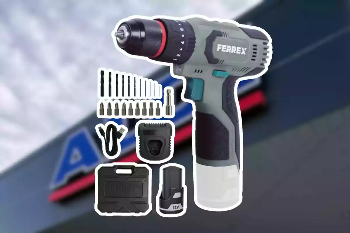 Taladro inalámbrico Ferrex con brocas, puntas, cargador, batería, estuche y accesorios frente a una tienda Taladro inalámbrico Ferrex con brocas, puntas, cargador, batería, estuche y accesorios frente a una tienda