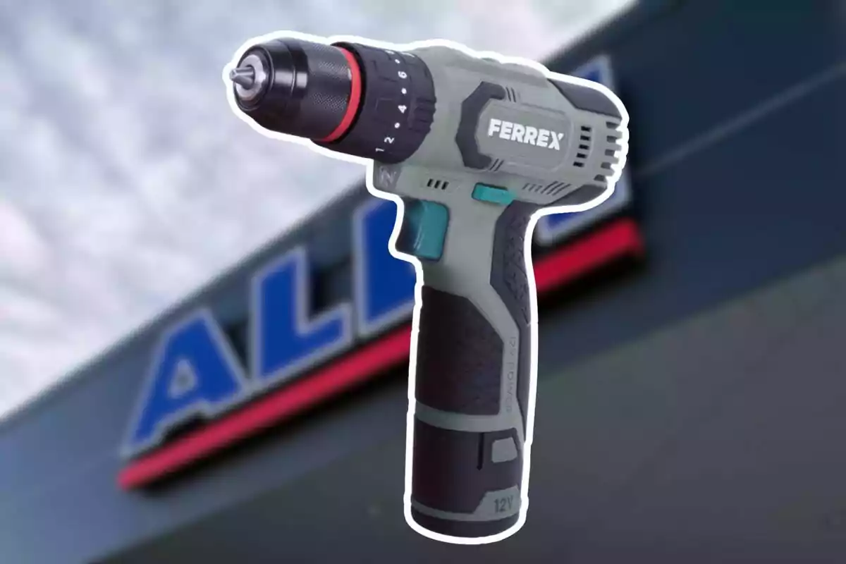 Taladro inalámbrico Ferrex sobre un fondo borroso de una tienda Aldi Taladro inalámbrico Ferrex sobre un fondo borroso de una tienda Aldi