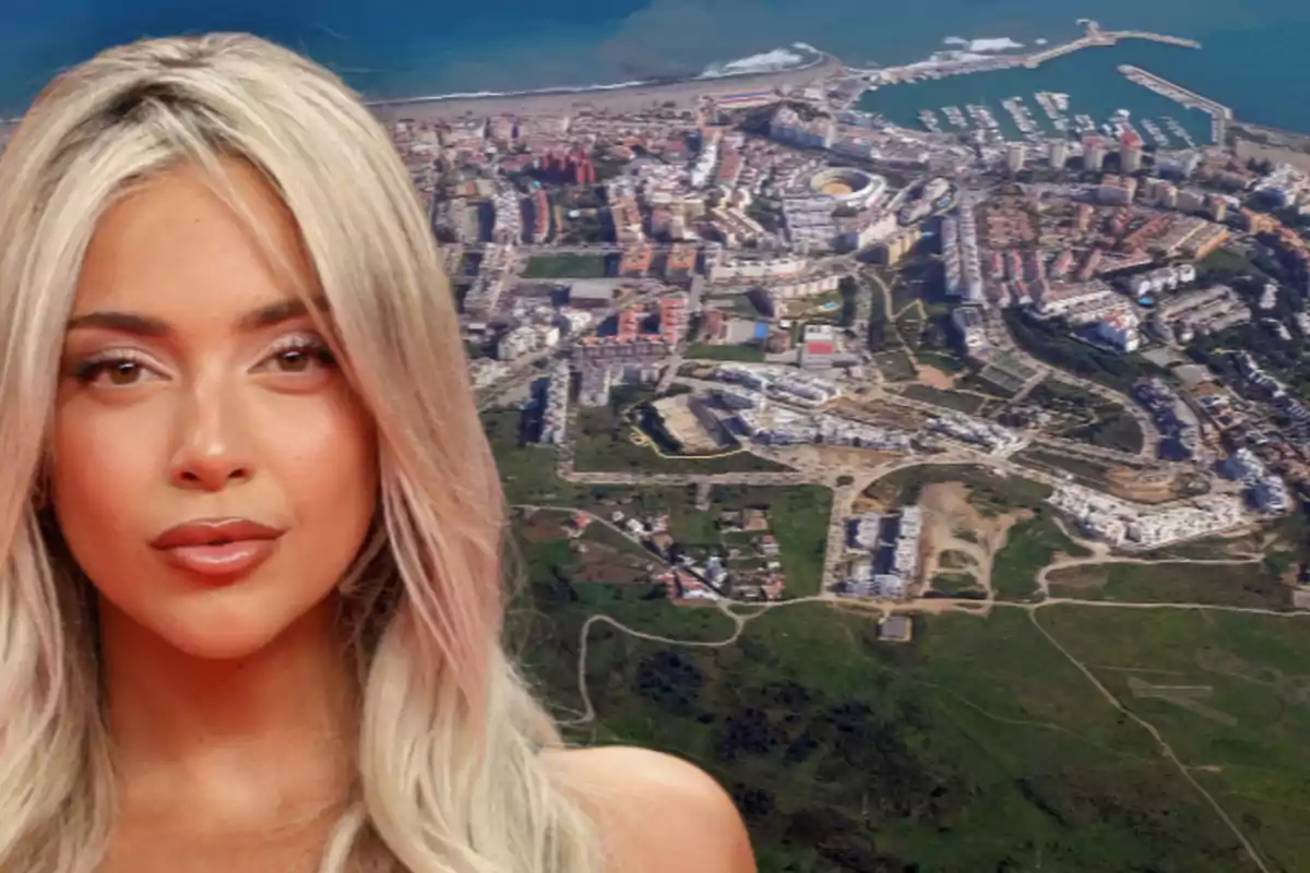 Dona rossa en primer pla amb una ciutat costanera al fons
