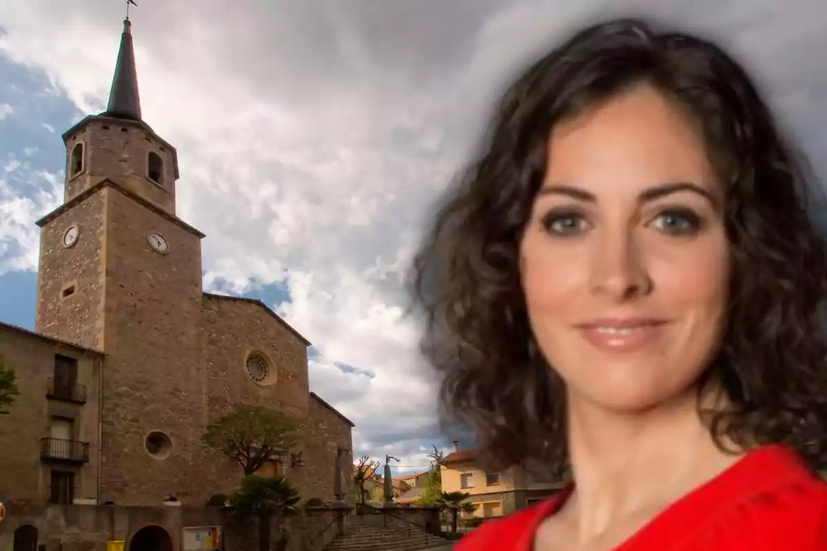 Dona de cabells arrissats i foscos amb una església de pedra al fons en un dia ennuvolat