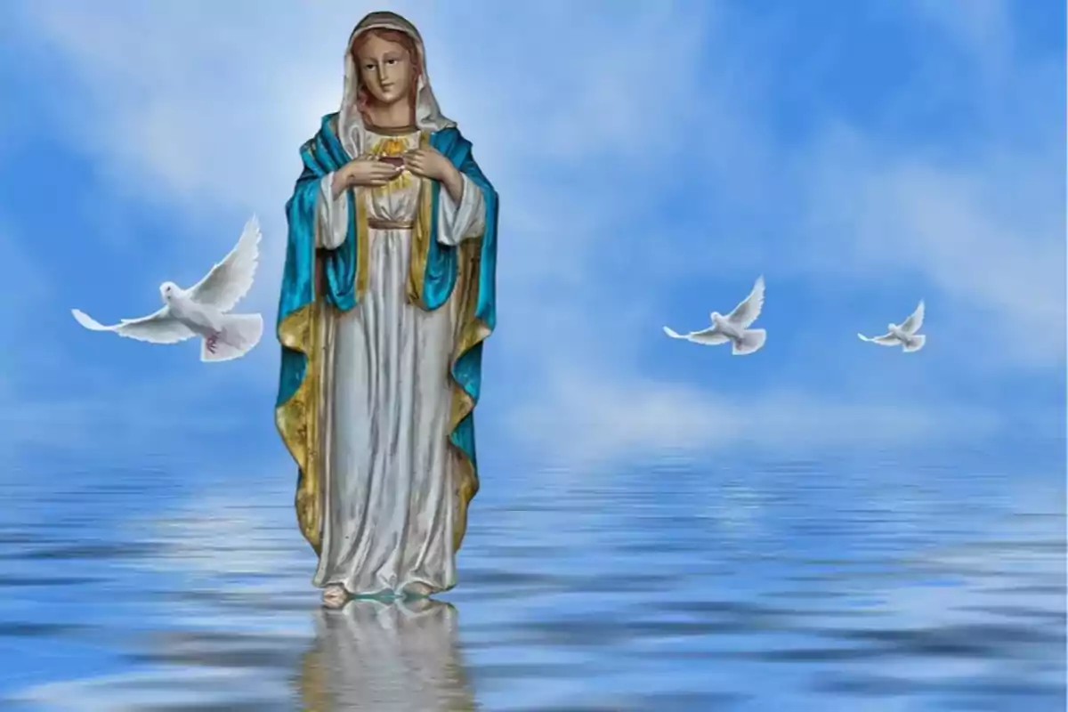 Imagen de una figura de la Virgen María de pie sobre el agua con un manto azul y blanco, rodeada de tres palomas blancas volando en un cielo azul reflejado en el agua Imagen de una figura de la Virgen María de pie sobre el agua con un manto azul y blanco, rodeada de tres palomas blancas volando en un cielo azul reflejado en el agua