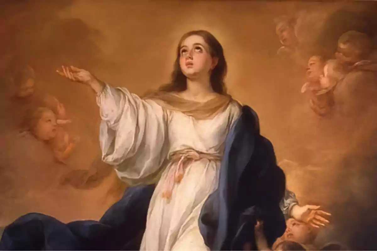 Pintura religiosa de una mujer vestida de blanco y azul con expresión serena rodeada de ángeles en un fondo dorado