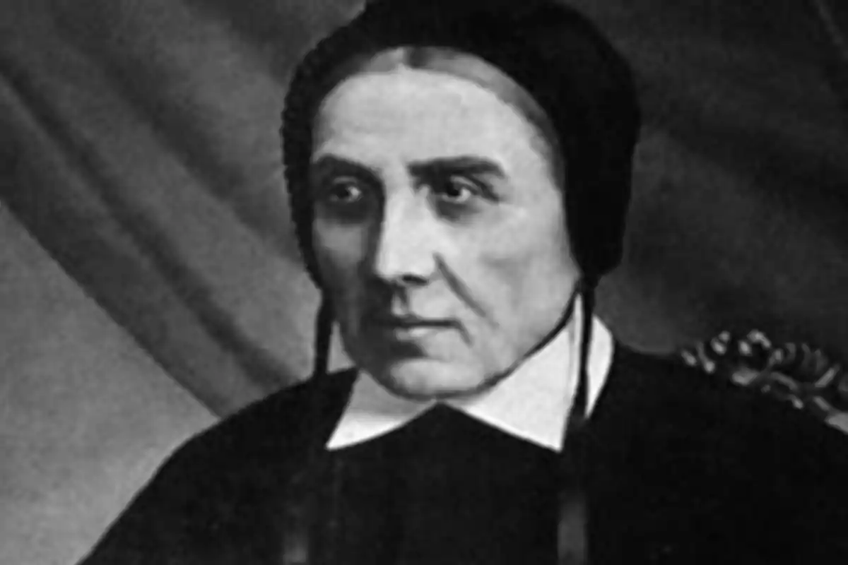 Retrat en blanc i negre d’una dona gran amb còfia i vestimenta antiga mirant cap a la dreta Retrat en blanc i negre d’una dona gran amb còfia i vestimenta antiga mirant cap a la dreta