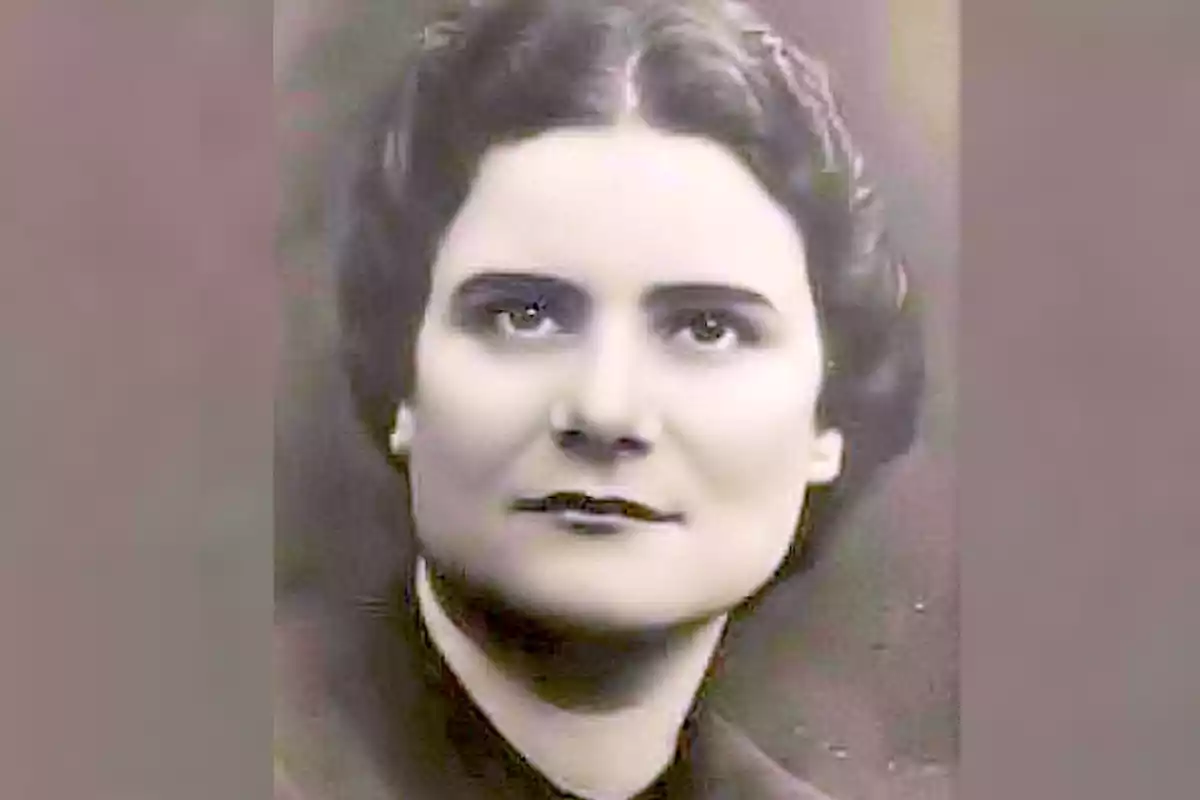 Retrat antic d’una dona de cabells foscos pentinats cap enrere, amb expressió seriosa i fons difuminat. Retrat antic d’una dona de cabells foscos pentinats cap enrere, amb expressió seriosa i fons difuminat.