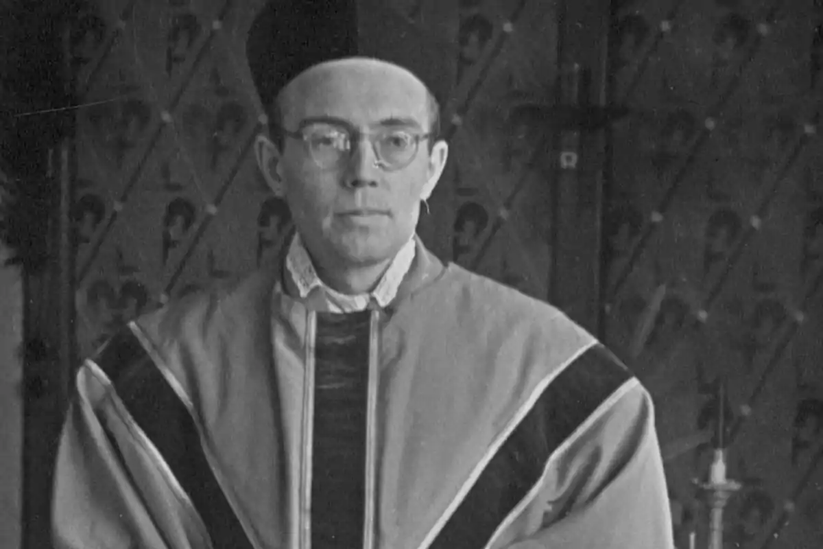 Hombre con gafas y vestimenta religiosa tradicional en blanco y negro Hombre con gafas y vestimenta religiosa tradicional en blanco y negro