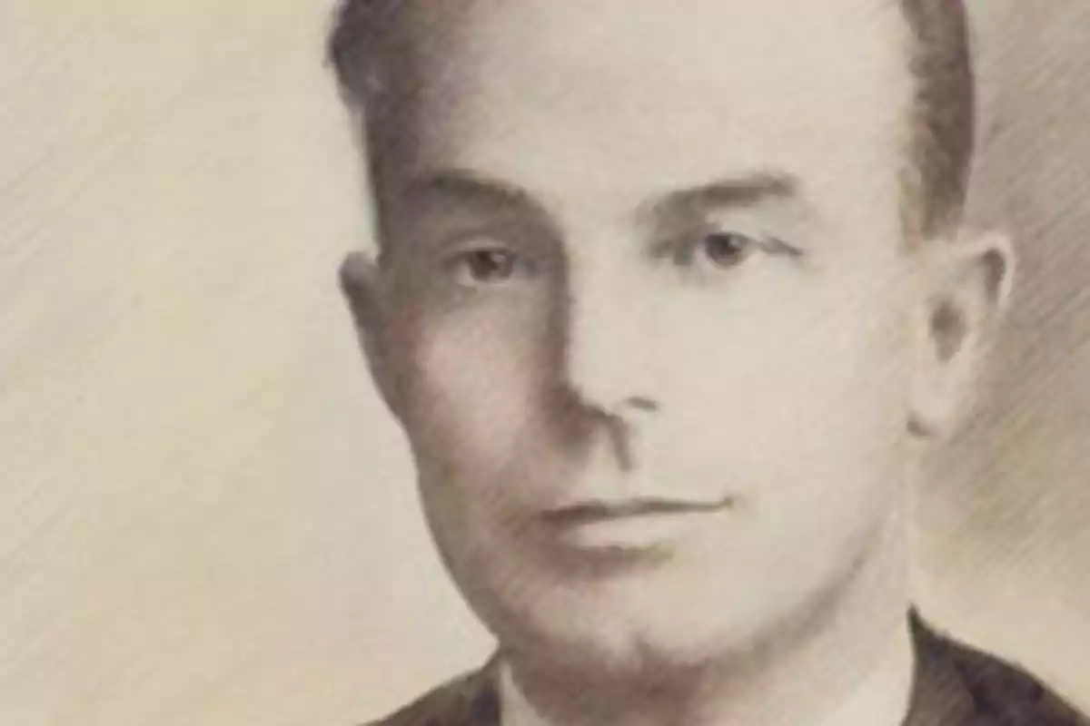 Retrato antiguo de un hombre con expresión seria y fondo neutro Retrato antiguo de un hombre con expresión seria y fondo neutro