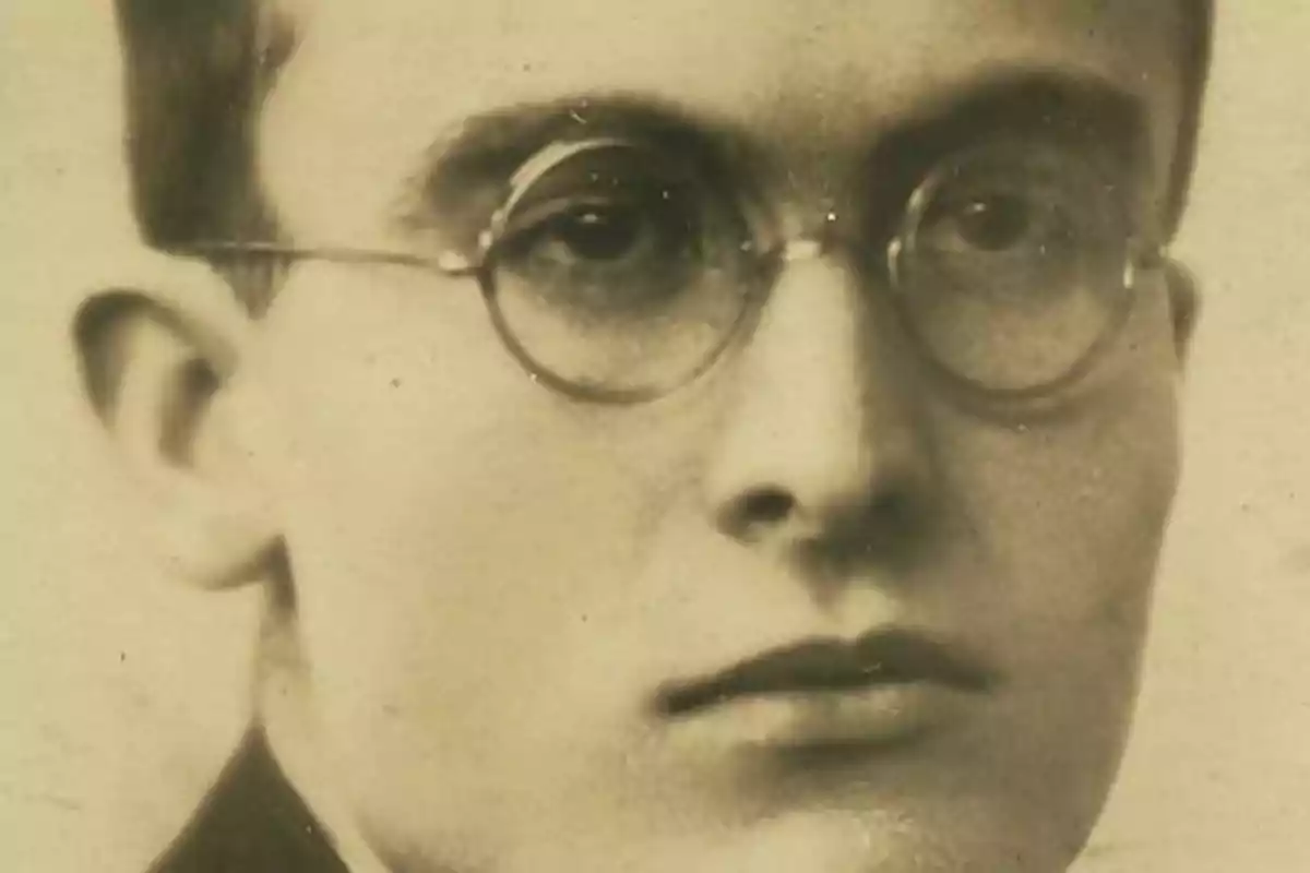 Retrato antiguo en blanco y negro de un hombre joven con gafas redondas y expresión seria Retrato antiguo en blanco y negro de un hombre joven con gafas redondas y expresión seria