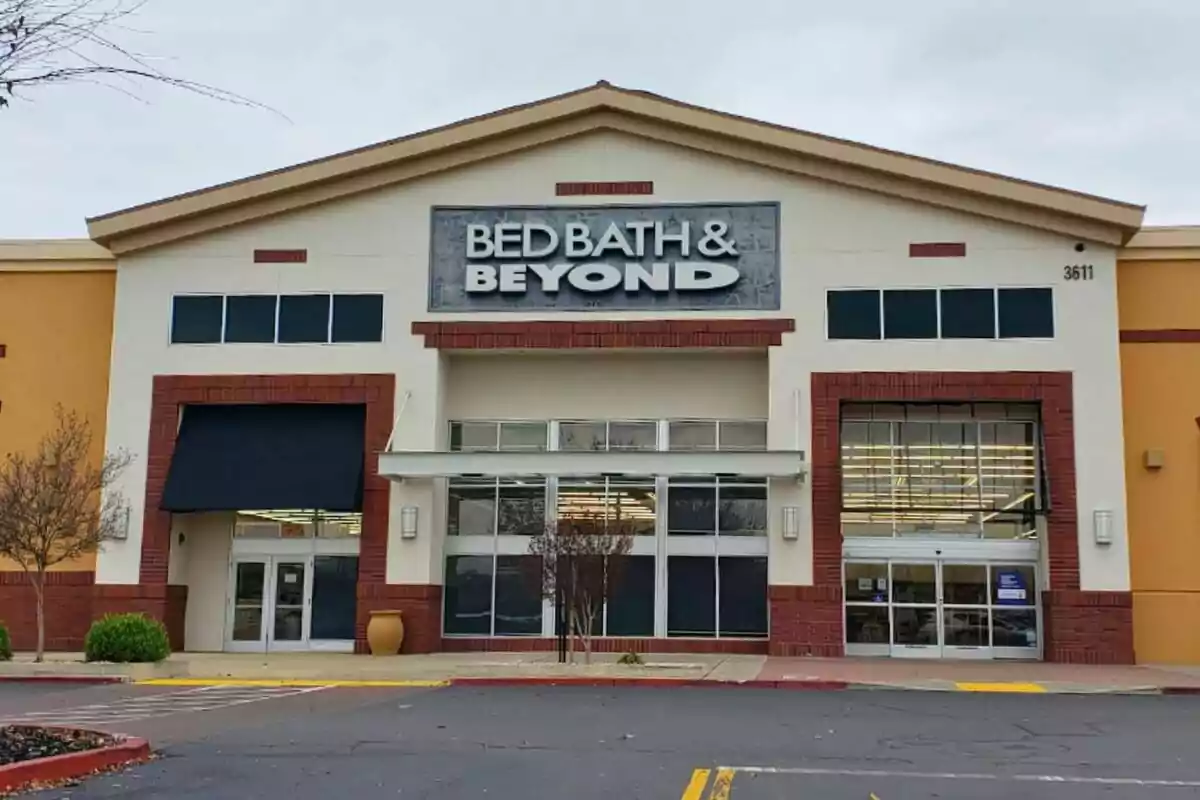 Storefront of a Bed Bath & Beyond with the sign visible and main entrance in the center Storefront of a Bed Bath & Beyond with the sign visible and main entrance in the center