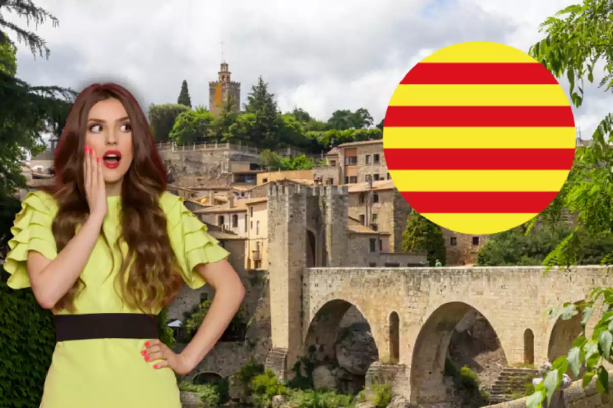Dona sorpresa amb vestit groc davant d’un pont medieval i un cercle amb franges vermelles i grogues