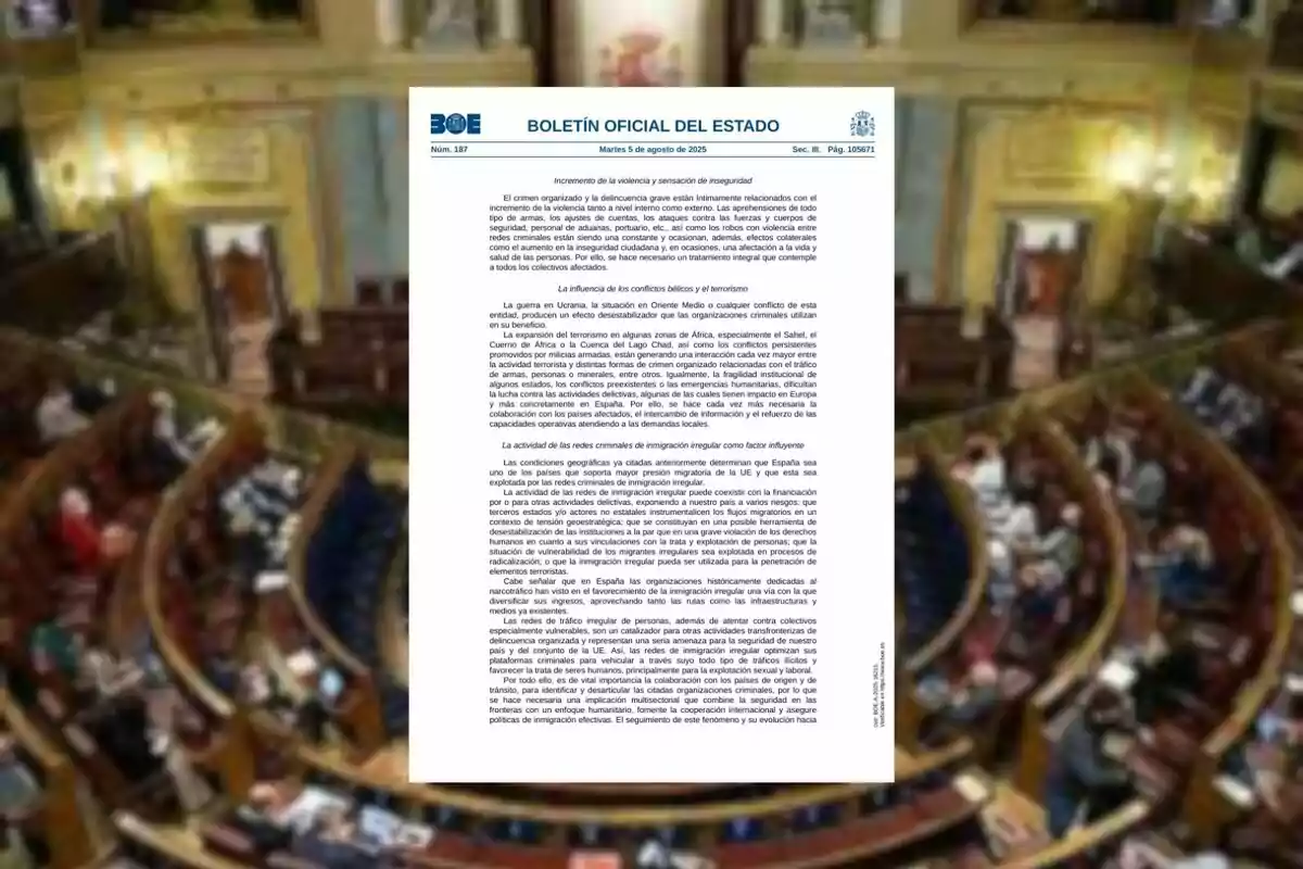 Documento del Boletín Oficial del Estado en el centro de la imagen con el fondo desenfocado de un parlamento lleno de personas Documento del Boletín Oficial del Estado en el centro de la imagen con el fondo desenfocado de un parlamento lleno de personas