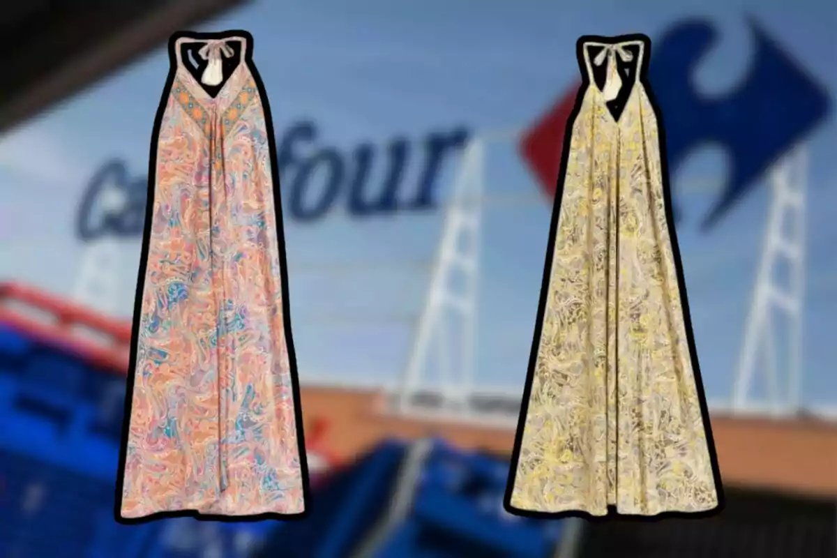 Dos vestits llargs amb estampat colorit i fons desenfocat d’un supermercat Dos vestits llargs amb estampat colorit i fons desenfocat d’un supermercat