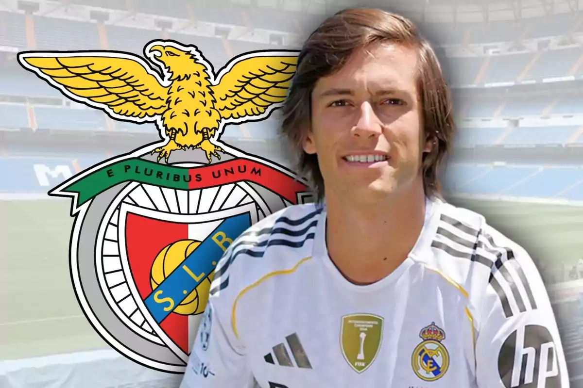 Un futbolista con camiseta del Real Madrid posando frente al escudo del Benfica en un estadio de fútbol