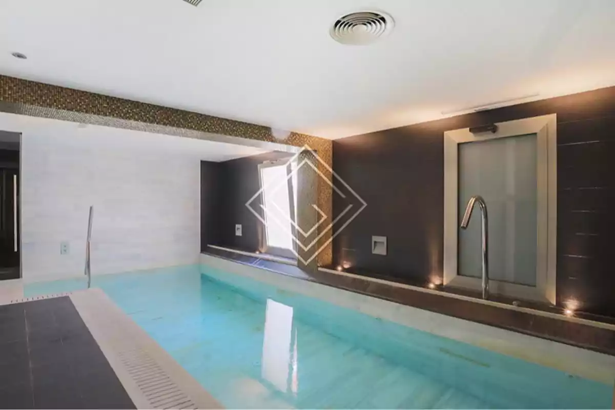 Piscina interior moderna con paredes oscuras y luces empotradas que crean un ambiente relajante Piscina interior moderna con paredes oscuras y luces empotradas que crean un ambiente relajante