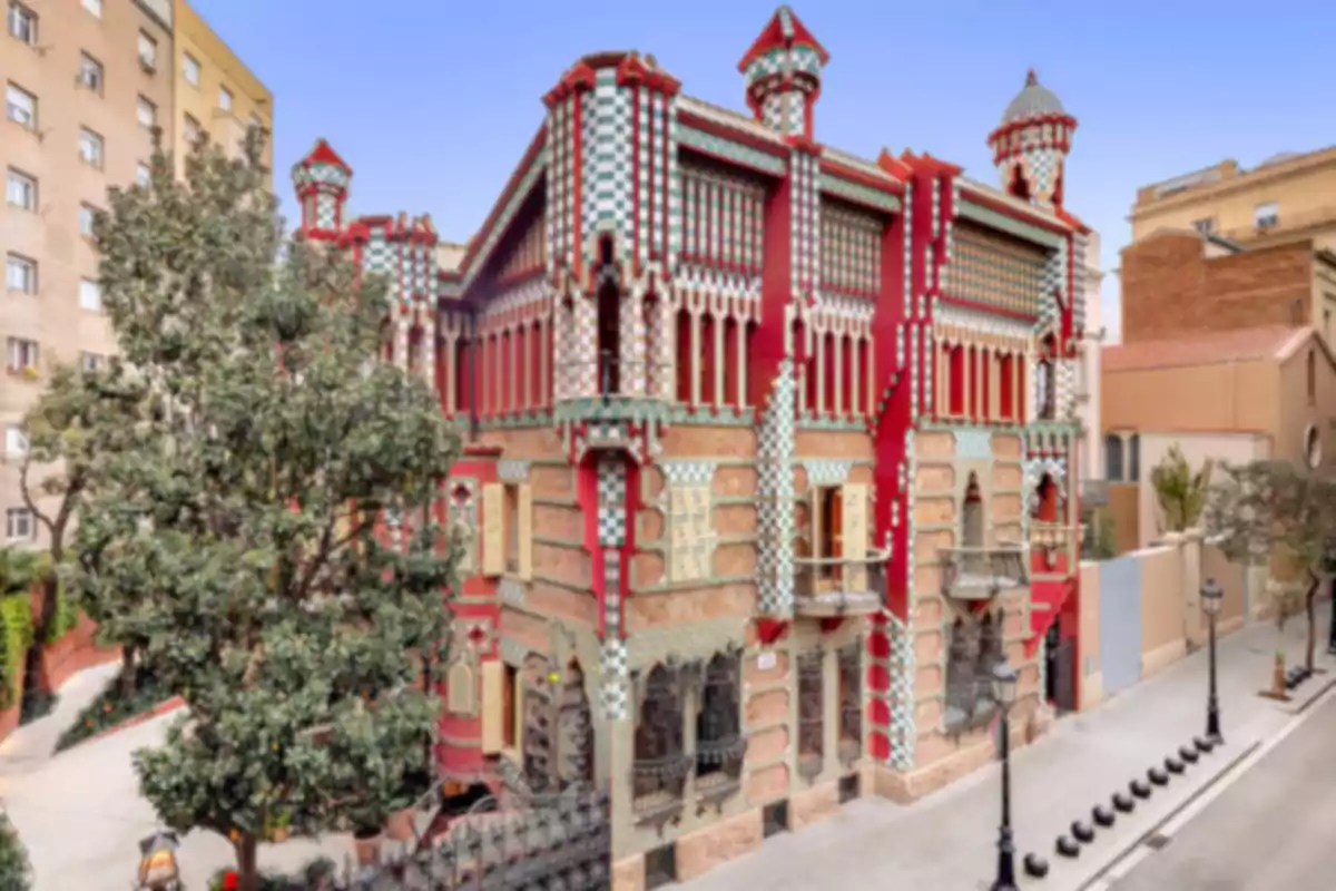 Edificio de arquitectura modernista con fachada colorida y detalles geométricos ubicado en una calle urbana Edificio de arquitectura modernista con fachada colorida y detalles geométricos ubicado en una calle urbana