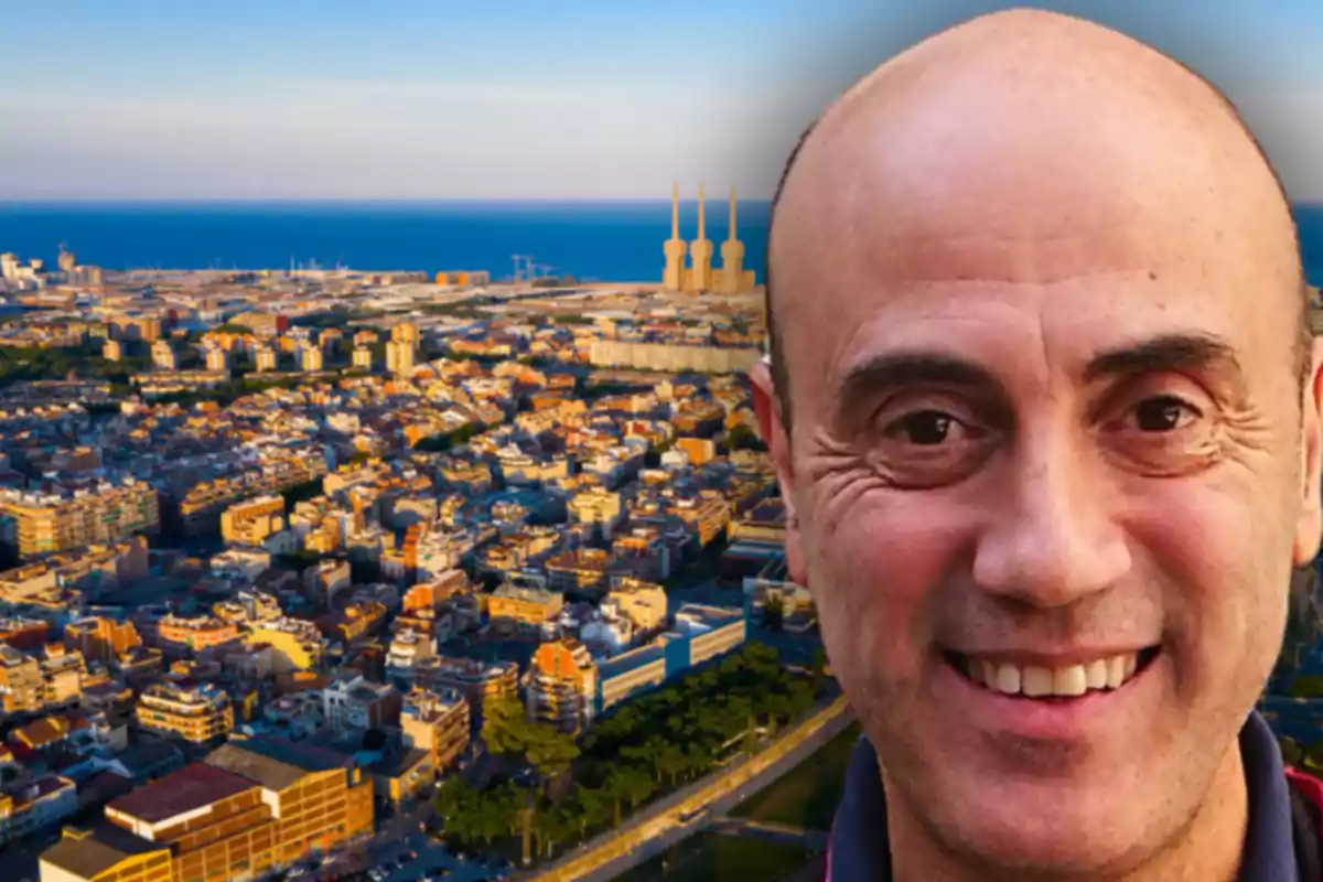 Home calb somrient en primer pla amb una vista aèria d’una ciutat costanera al fons