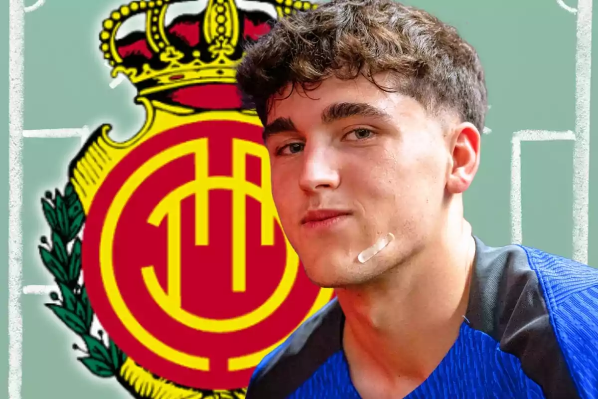 Young man wearing a blue t-jersey and a bandage on his chin posing in front of the Real Mallorca crest