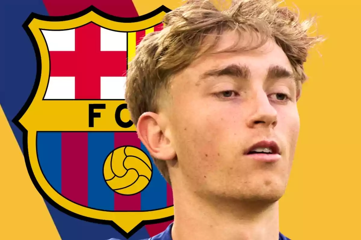 Jove futbolista ros amb l’escut del FC Barcelona de fons