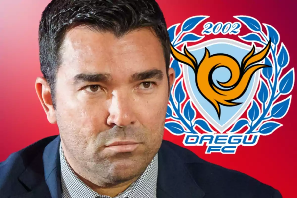 Hombre de cabello oscuro con expresión seria frente al escudo del Daegu FC sobre fondo rojo