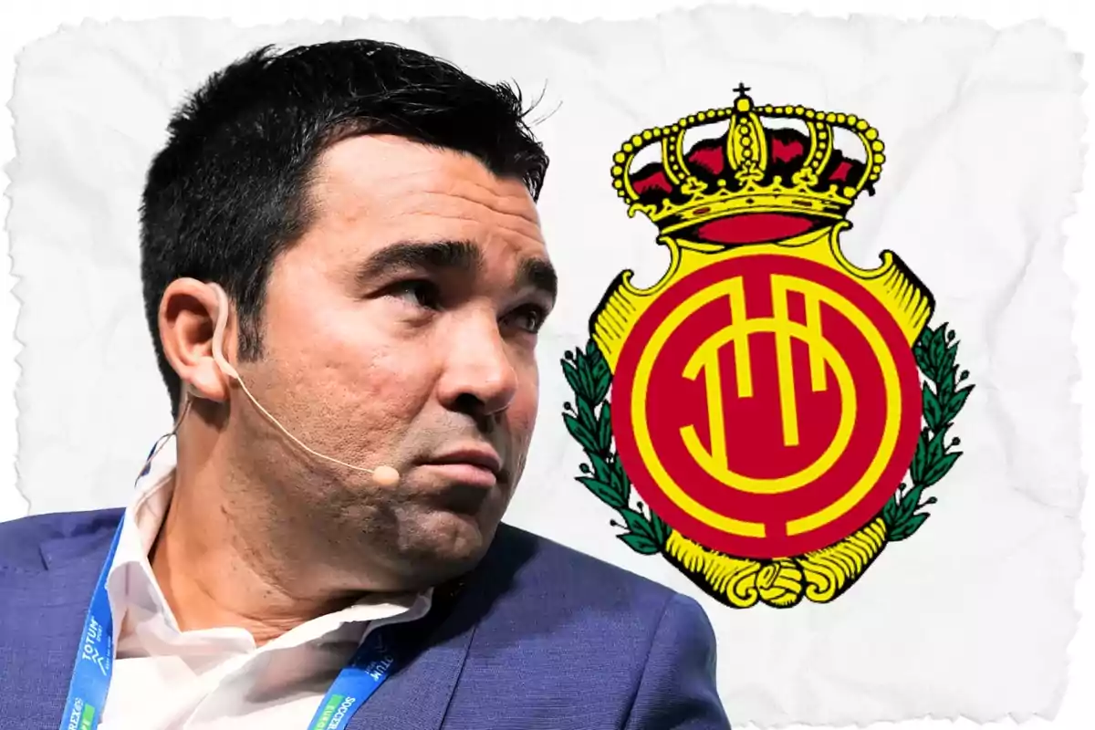 Home amb micròfon de diadema mirant cap a l’esquerra amb l’escut del Reial Mallorca al fons