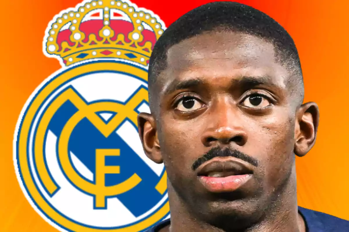 Un futbolista con expresión seria aparece en primer plano con el escudo del Real Madrid de fondo sobre un degradado naranja.