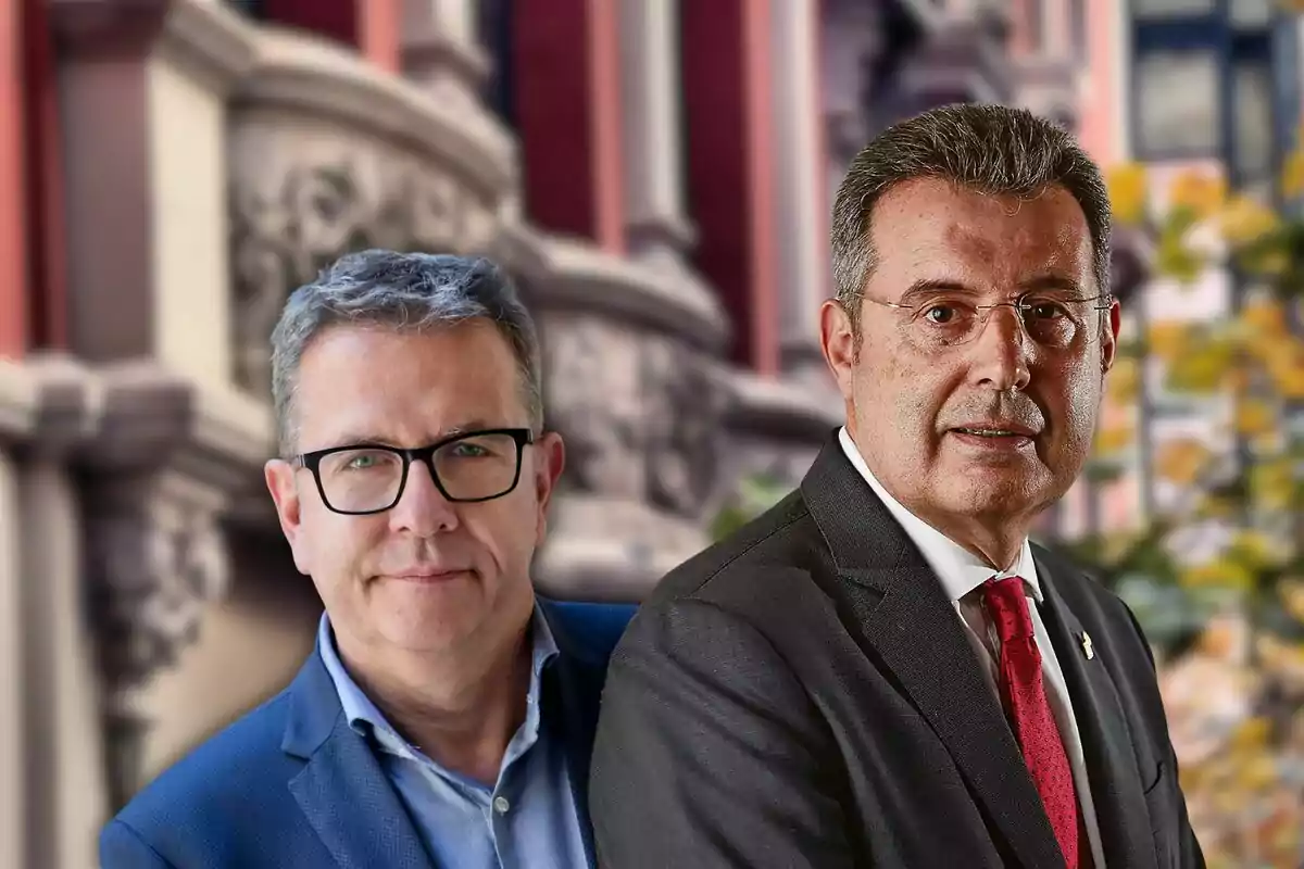 Dos hombres con gafas y traje posan frente a un edificio antiguo de fachada ornamentada. Dos hombres con gafas y traje posan frente a un edificio antiguo de fachada ornamentada.