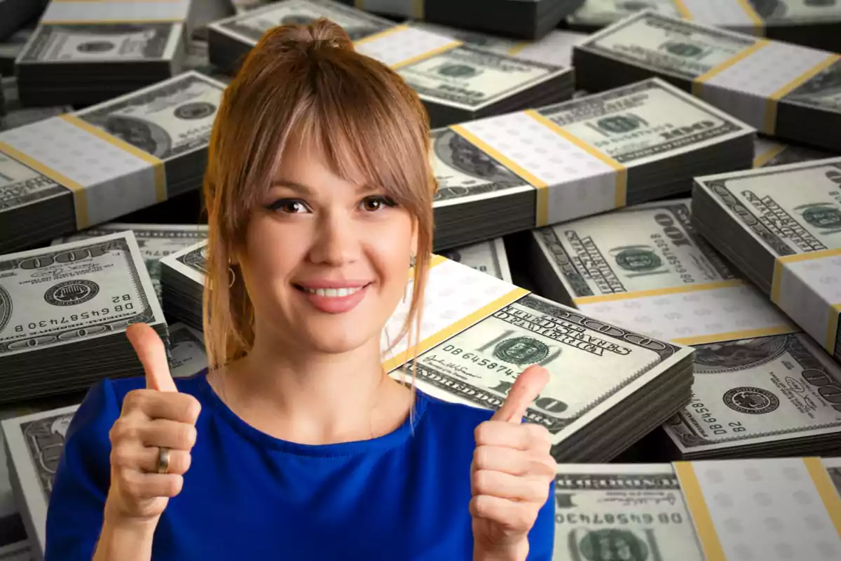 Mujer sonriente con pulgares arriba frente a muchos fajos de billetes de cien dólares Mujer sonriente con pulgares arriba frente a muchos fajos de billetes de cien dólares