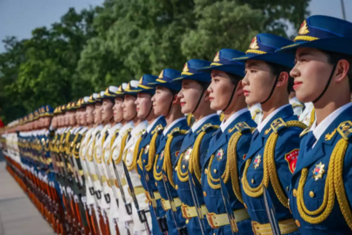 Soldats alineats en formació militar amb uniformes blaus i blancs durant una cerimònia a l’aire lliure Soldats alineats en formació militar amb uniformes blaus i blancs durant una cerimònia a l’aire lliure