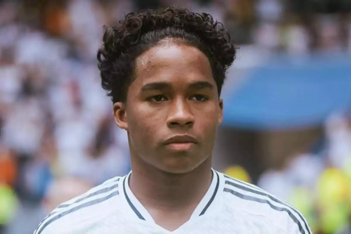 Endrick Felipe, futbolista del Real Madrid con camiseta blanca y fondo de estadio desenfocado del Santiago Bernabéu Endrick Felipe, futbolista del Real Madrid con camiseta blanca y fondo de estadio desenfocado del Santiago Bernabéu