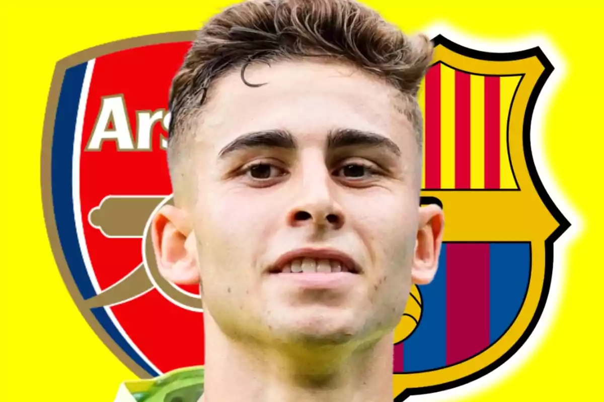 Jove futbolista en primer pla amb els escuts de l’Arsenal i el Barcelona al fons sobre un fons groc
