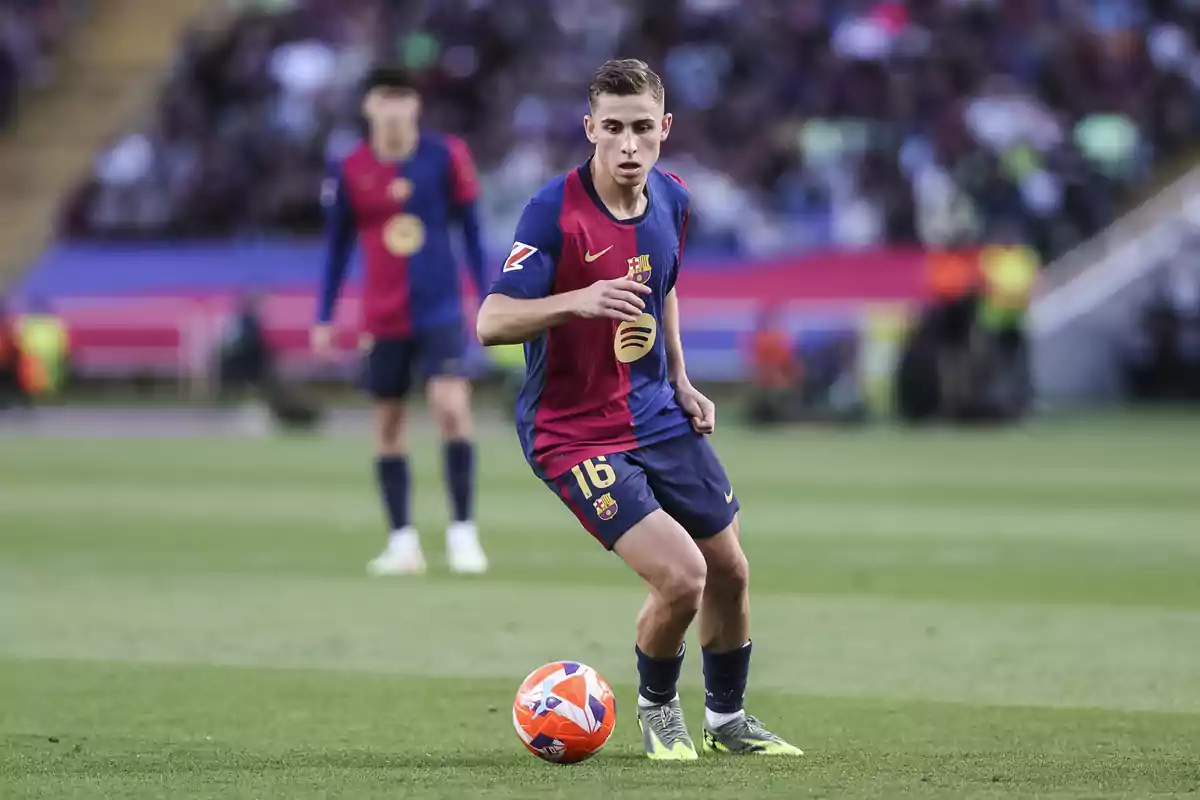 Futbolista del Barcelona controlant la pilota durant un partit al camp Futbolista del Barcelona controlant la pilota durant un partit al camp