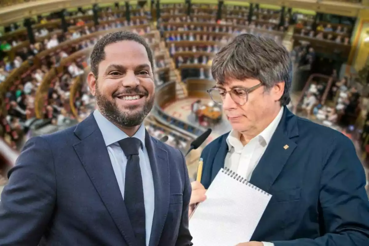 Dos hombres de traje en primer plano con el fondo de un parlamento lleno de personas