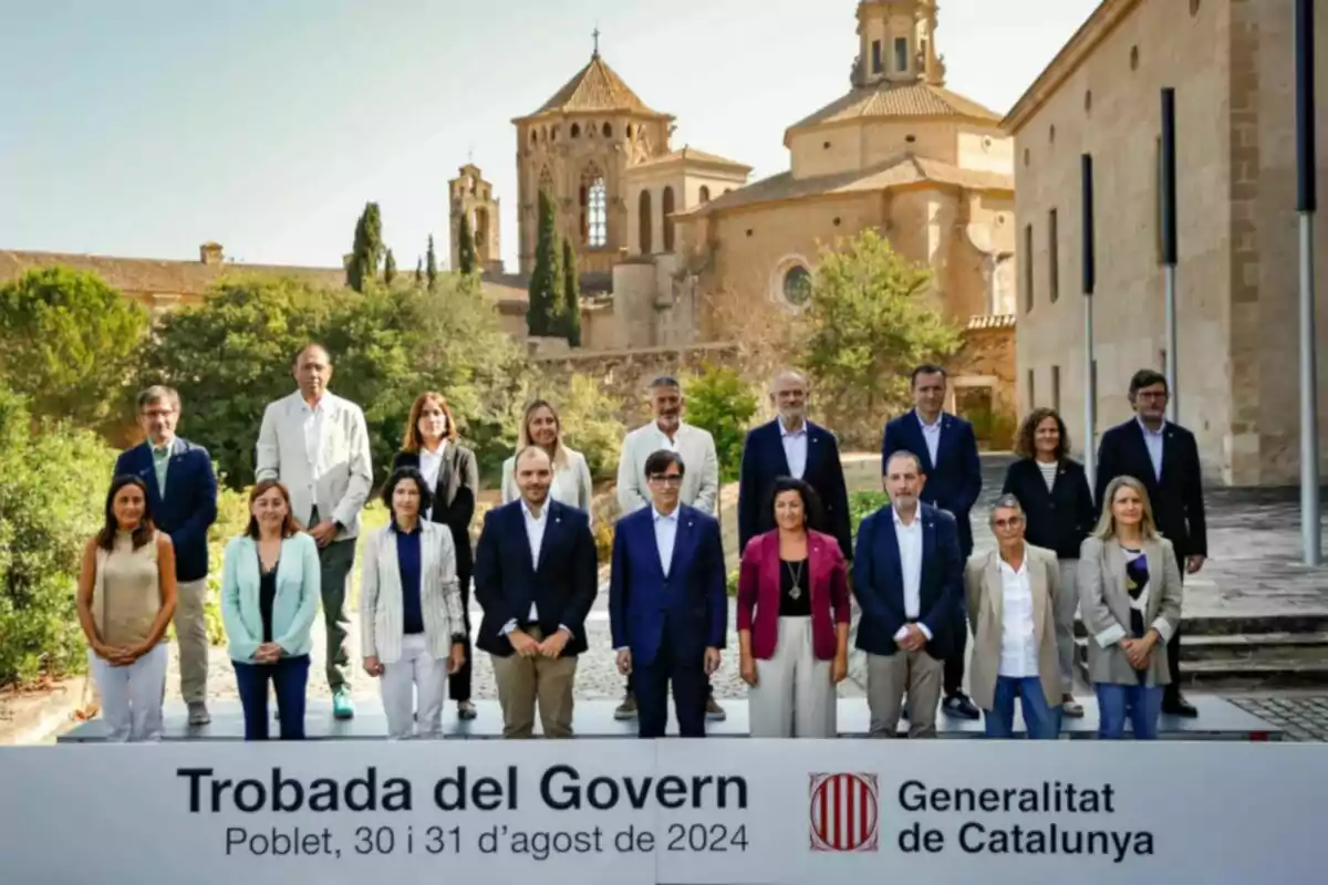 Un grup de persones posant per a una foto oficial davant del Monestir de Poblet durant una trobada del govern de la Generalitat de Catalunya a l’agost de 2024. Un grup de persones posant per a una foto oficial davant del Monestir de Poblet durant una trobada del govern de la Generalitat de Catalunya a l’agost de 2024.