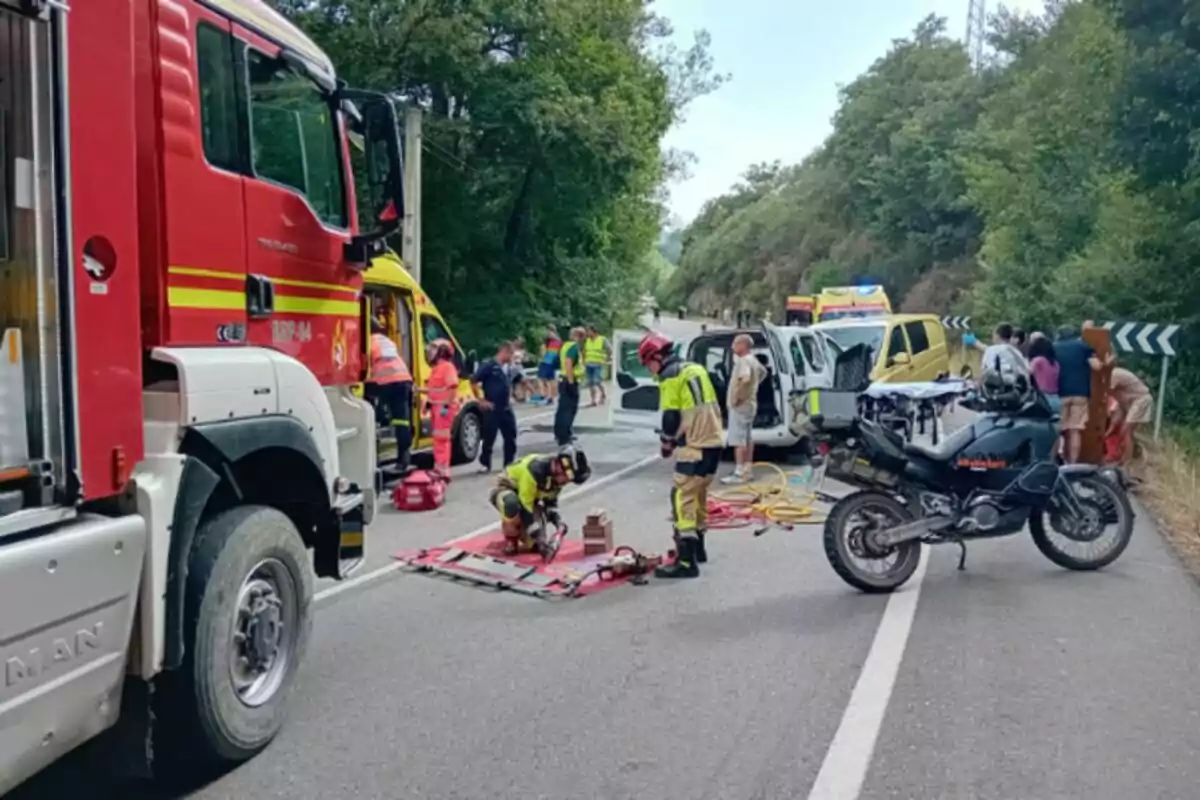 Accident de trànsit a la carretera C-631 amb presència de bombers, ambulàncies, personal d’emergència i una motocicleta, mentre els equips atenen la situació i diverses persones observen. Accident de trànsit a la carretera C-631 amb presència de bombers, ambulàncies, personal d’emergència i una motocicleta, mentre els equips atenen la situació i diverses persones observen.