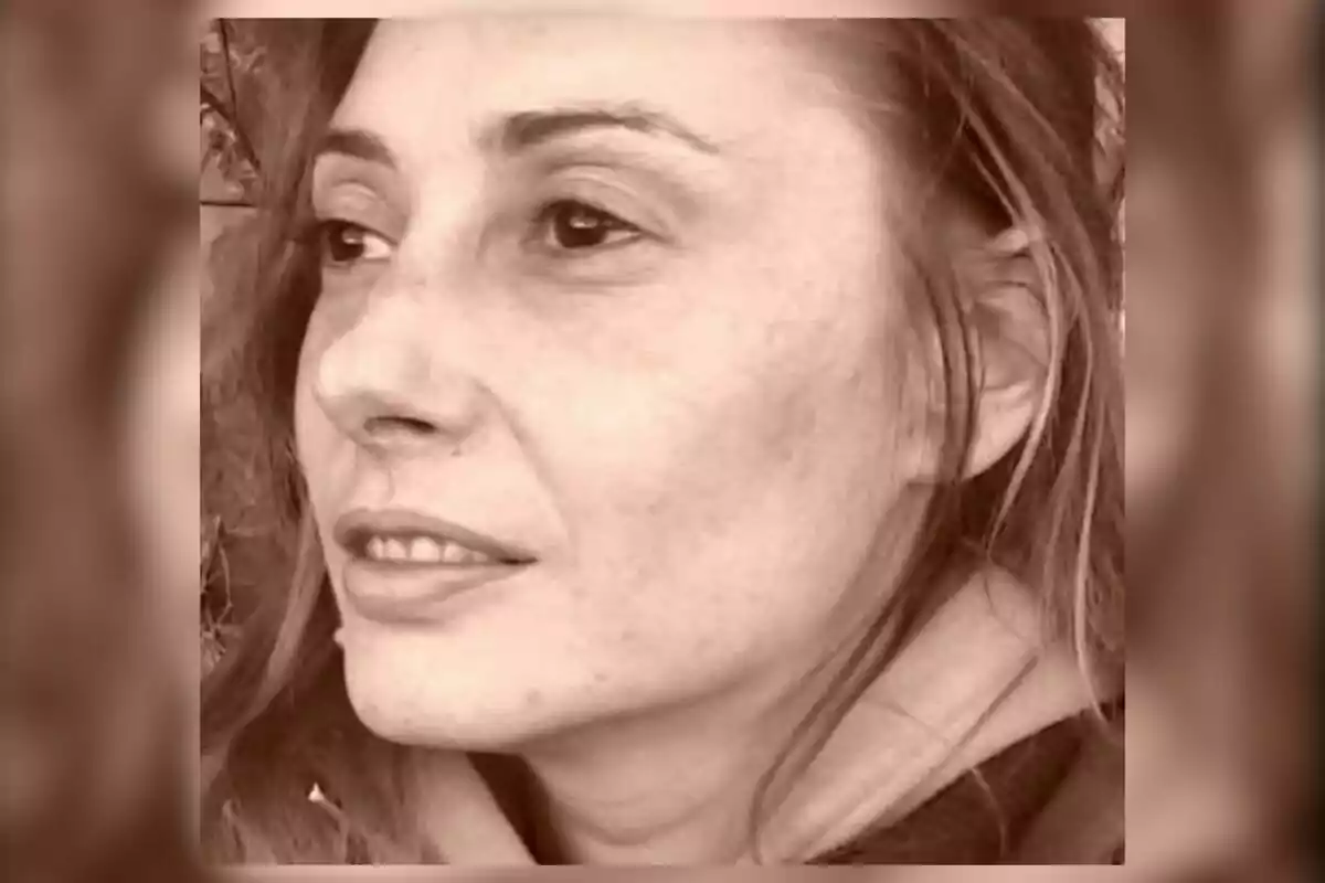 Retrat en sèpia d’una dona mirant cap a l’esquerra amb expressió serena i cabell solt Retrat en sèpia d’una dona mirant cap a l’esquerra amb expressió serena i cabell solt
