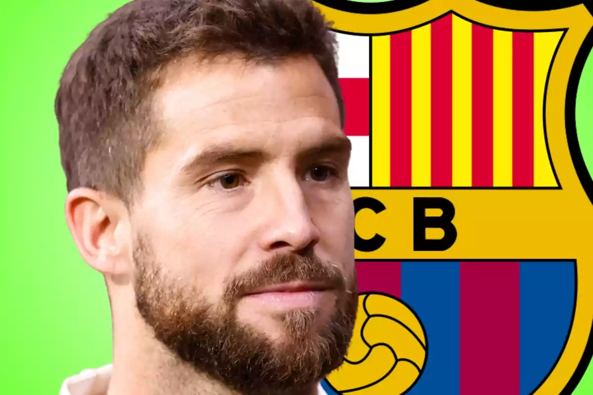 Hombre con barba frente al escudo del FC Barcelona sobre un fondo verde