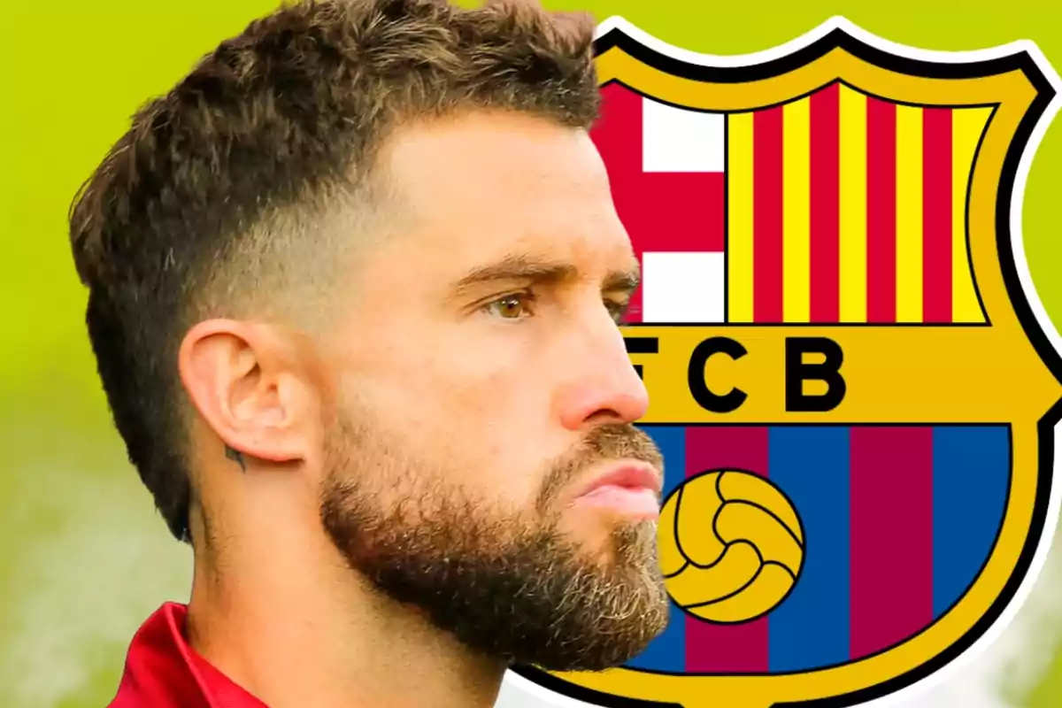 Futbolista con barba y cabello corto frente al escudo del FC Barcelona sobre fondo verde