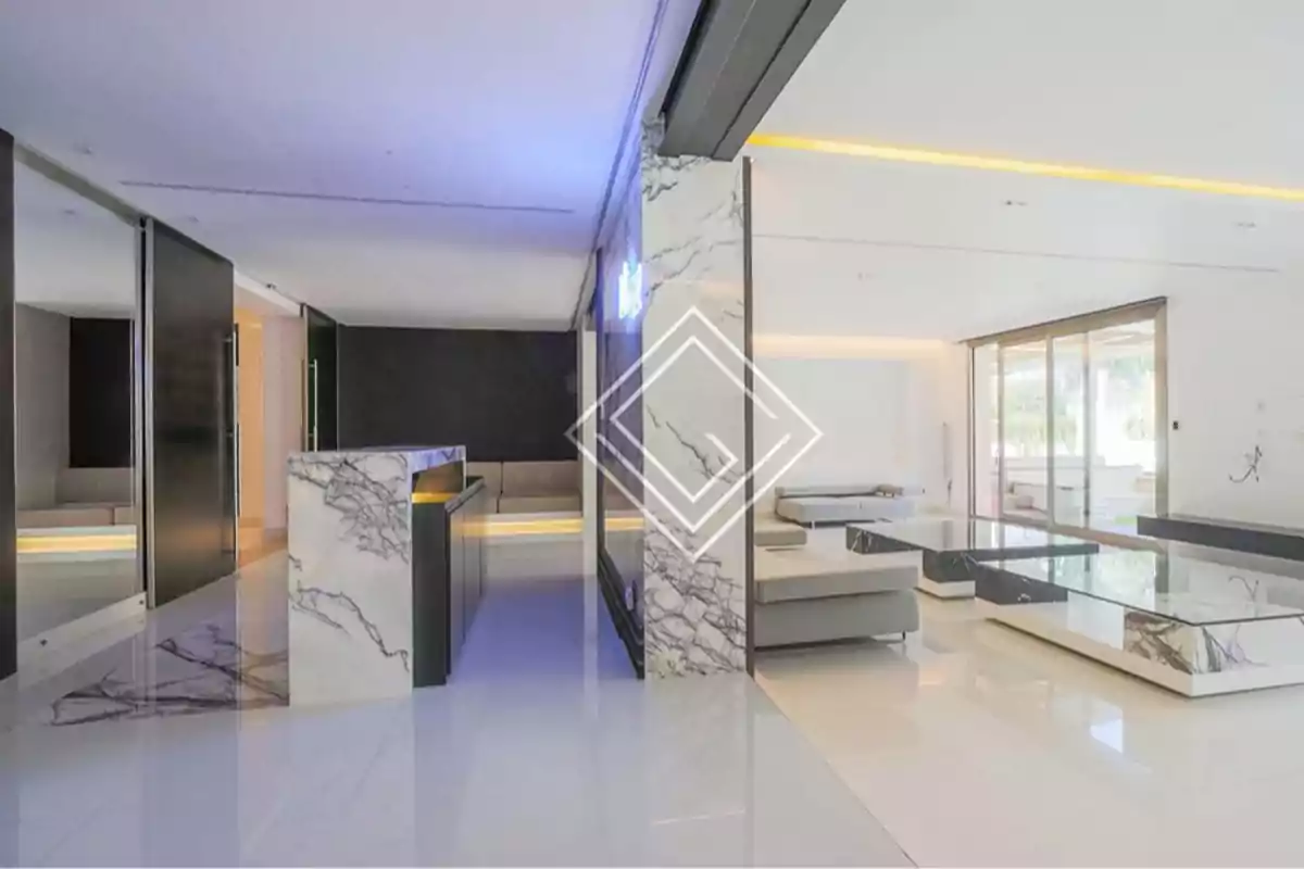 Sala moderna con acabados en mármol blanco y negro, muebles minimalistas y ventanales grandes que permiten la entrada de luz natural Sala moderna con acabados en mármol blanco y negro, muebles minimalistas y ventanales grandes que permiten la entrada de luz natural