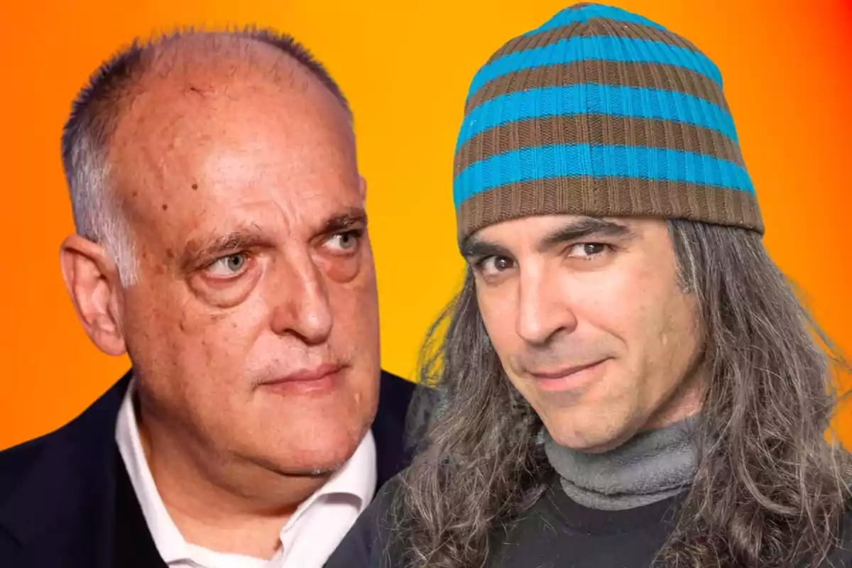 Dos hombres posan juntos frente a un fondo degradado en tonos naranjas uno de ellos lleva gorro de rayas azules y marrones y el otro viste traje oscuro