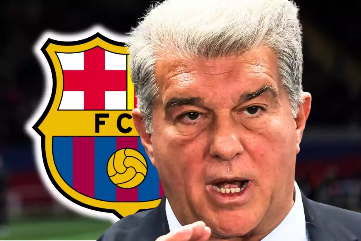 Hombre de cabello canoso hablando con el escudo del FC Barcelona de fondo