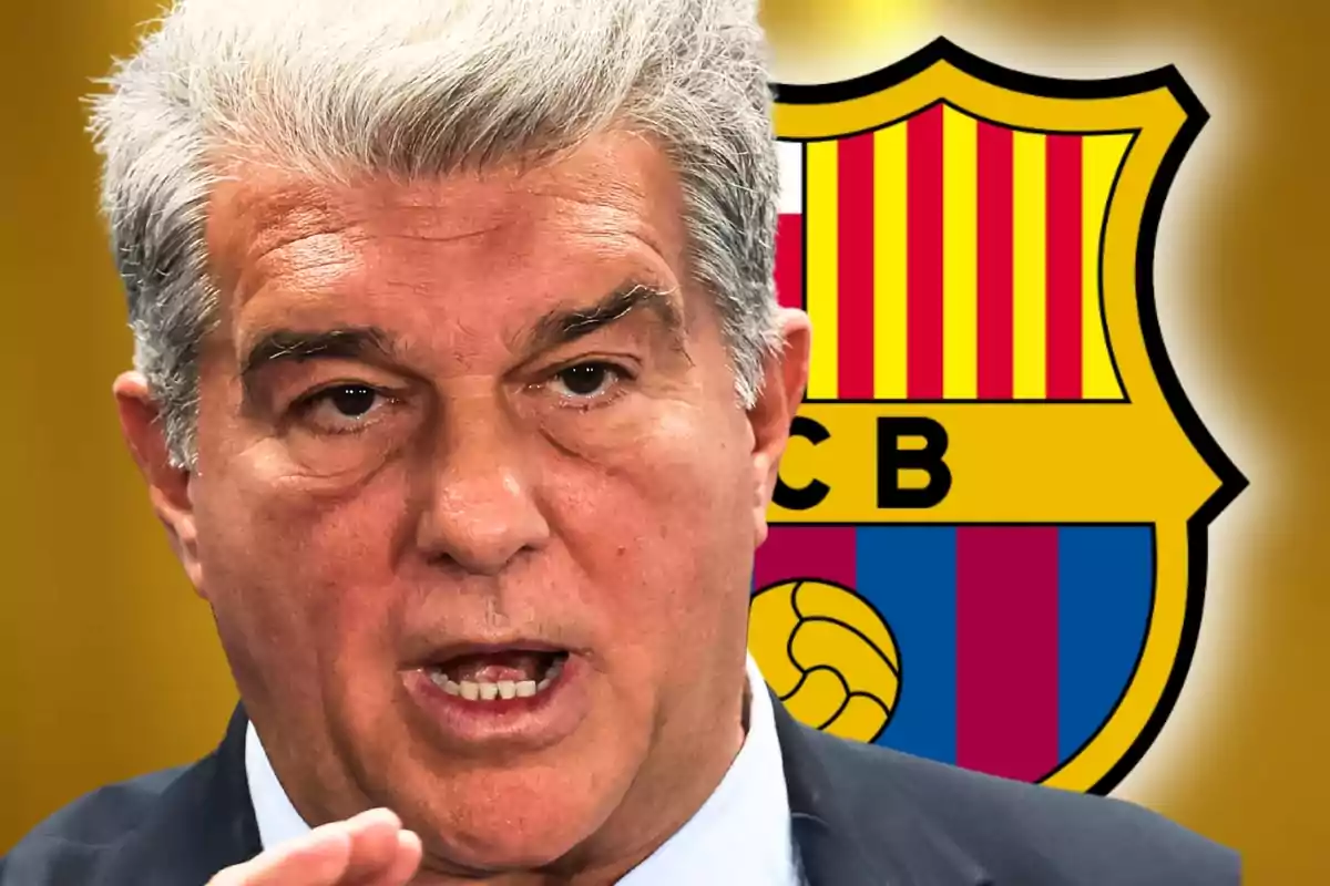Hombre de cabello canoso en primer plano con el escudo del FC Barcelona al fondo