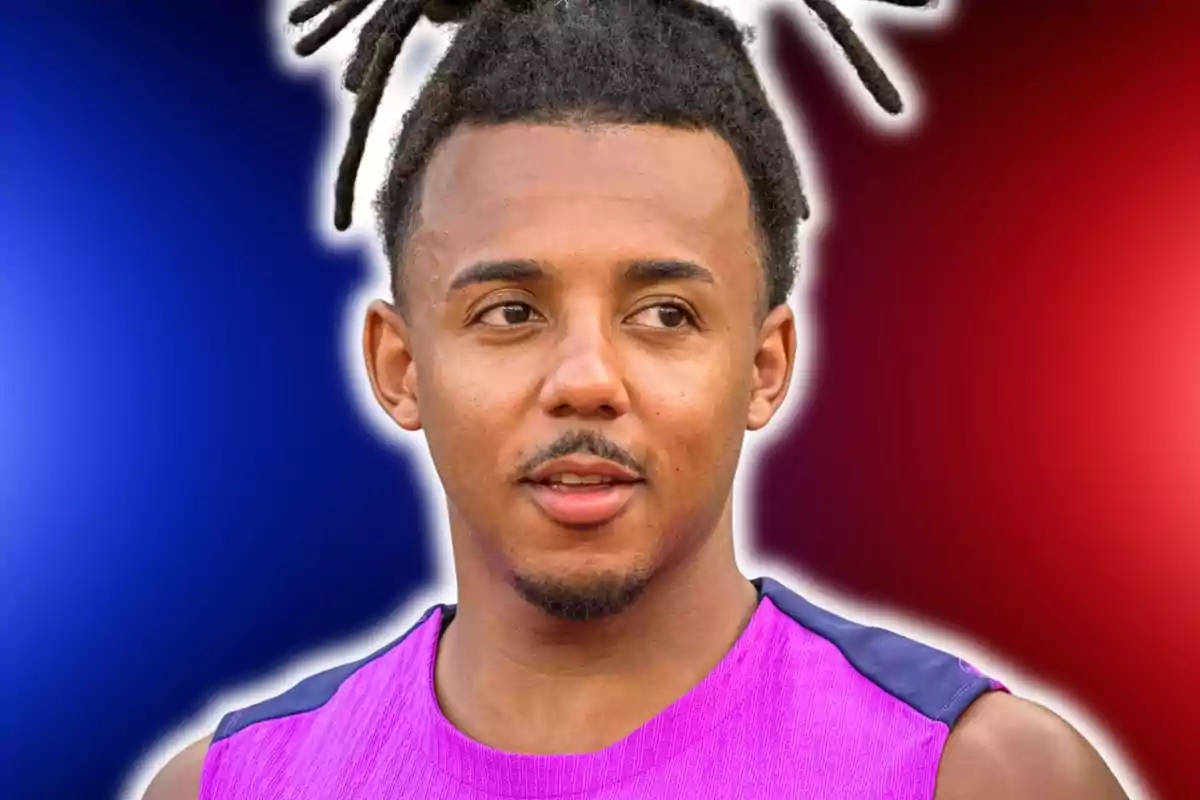 Hombre con camiseta morada y peinado de rastas sobre fondo difuminado azul y rojo
