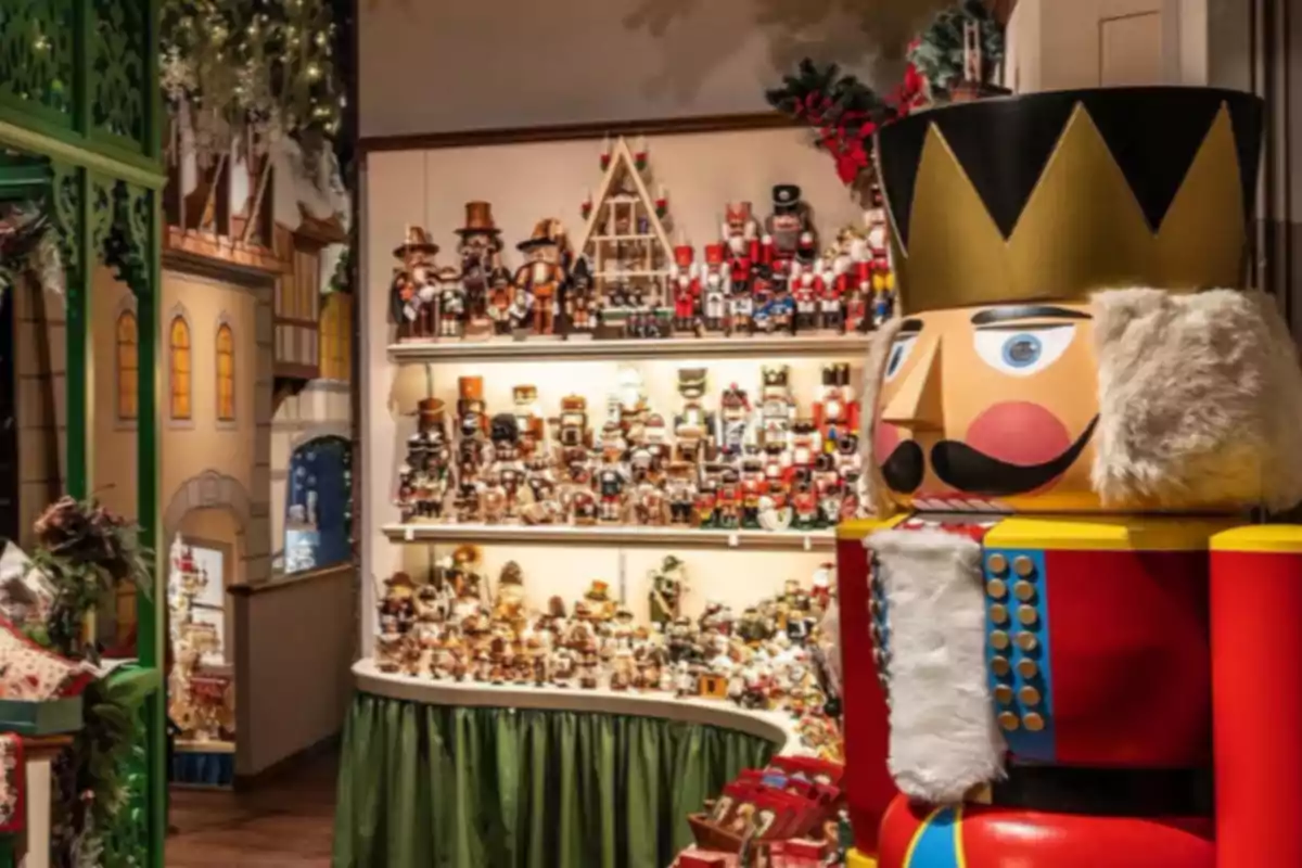 Tienda decorada con temática navideña que exhibe una gran variedad de cascanueces de diferentes tamaños y estilos, con un cascanueces gigante en primer plano Tienda decorada con temática navideña que exhibe una gran variedad de cascanueces de diferentes tamaños y estilos, con un cascanueces gigante en primer plano