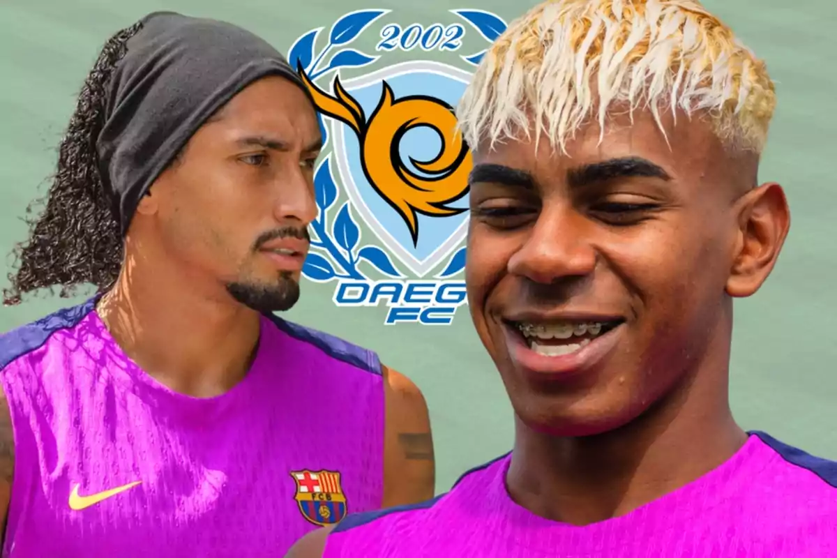 Dos futbolistas con camiseta morada del Barcelona aparecen frente al escudo de Daegu FC, uno de ellos sonríe y el otro mira hacia la izquierda.