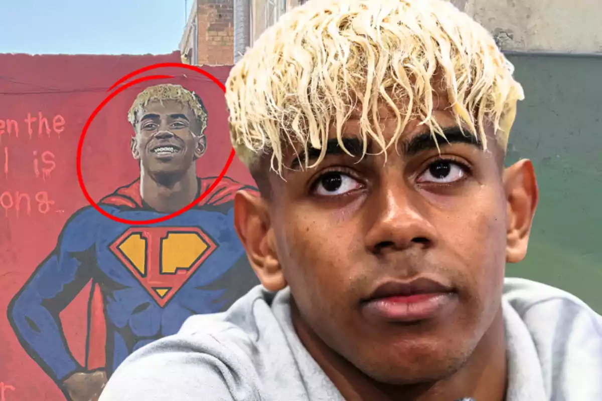 Un joven de cabello rubio platinado mira hacia el frente mientras al fondo se observa un mural donde aparece su rostro dibujado en el cuerpo de un superhéroe con capa azul y roja