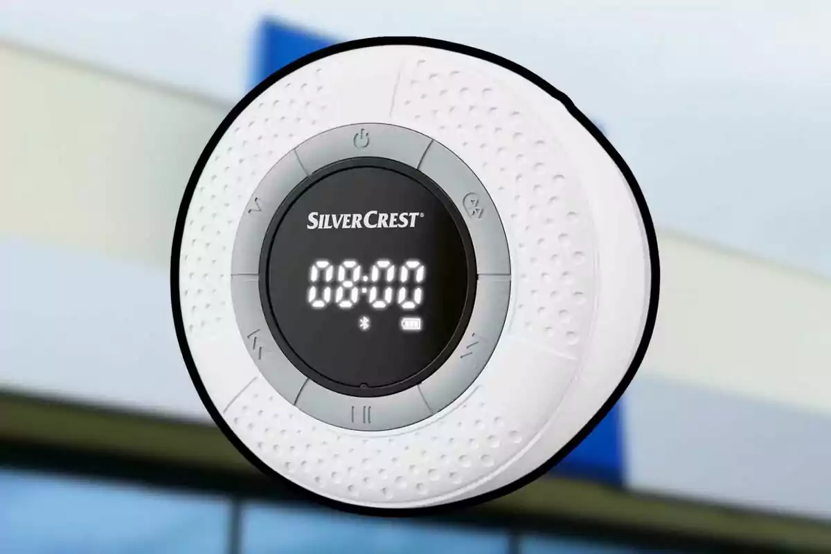 Reloj digital redondo de la marca SilverCrest con pantalla LED y botones alrededor Reloj digital redondo de la marca SilverCrest con pantalla LED y botones alrededor