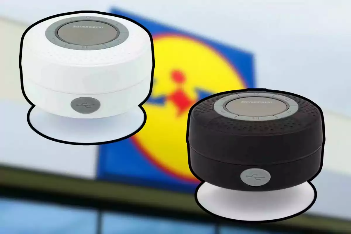 Dos bocinas portátiles SilverCrest, una blanca y una negra, con fondo desenfocado de un letrero de Lidl Dos bocinas portátiles SilverCrest, una blanca y una negra, con fondo desenfocado de un letrero de Lidl